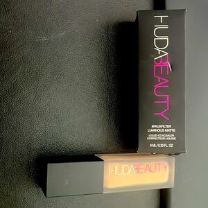New HUDA BEAUTY #FauxFilter Luminous Matte
Buildable Crease Proof Concealer 2.7